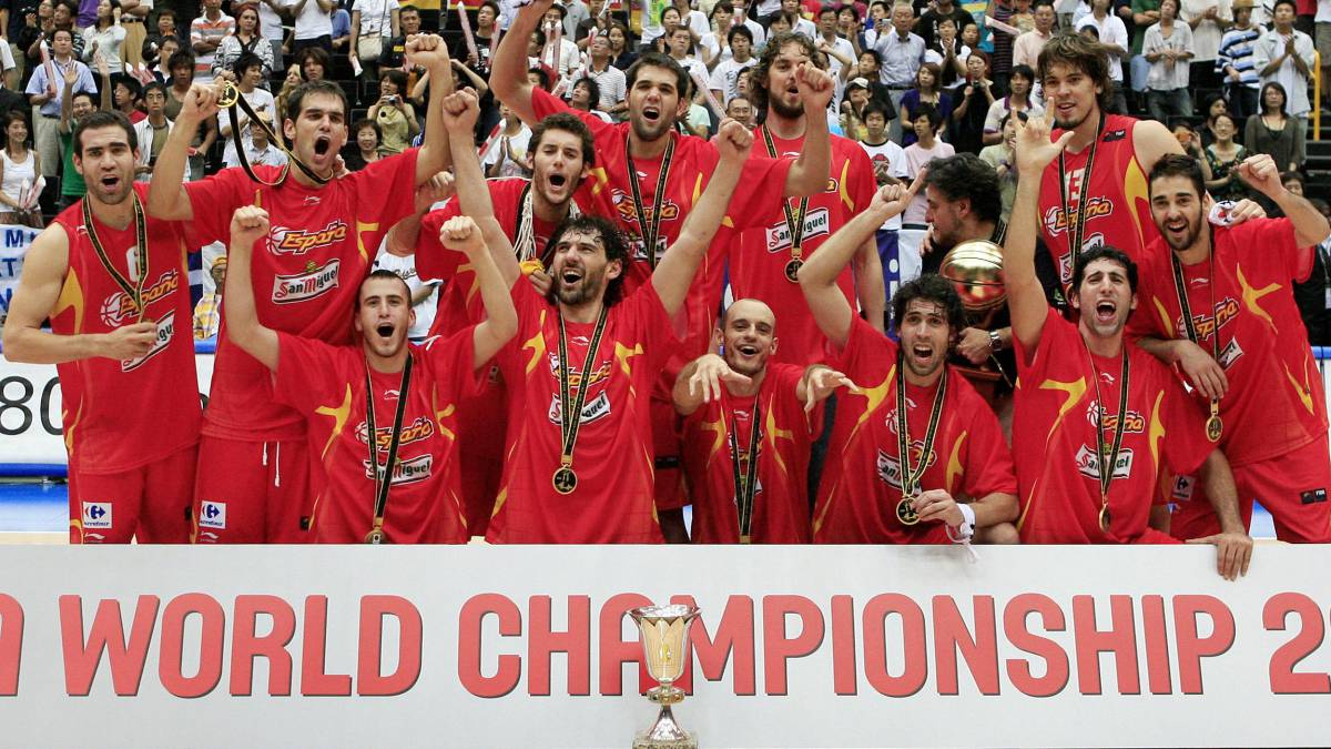 La selección española de baloncesto celebrando en Saitama el Mundial de Baloncesto 2006.