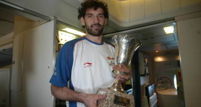 Jorge Garbajosa, exhibiendo el trofeo del Mundial 2006.