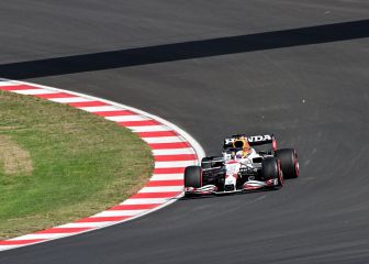 La sanción a Hamilton allana el camino a Verstappen, La lluvia, la aliada de Sainz y Alonso para puntuar