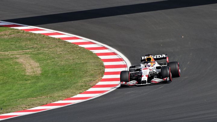 La sanción a Hamilton allana el camino a Verstappen, La lluvia, la aliada de Sainz y Alonso para puntuar