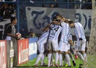 Atlético Tucumán gana y sueña con estar en octavos
