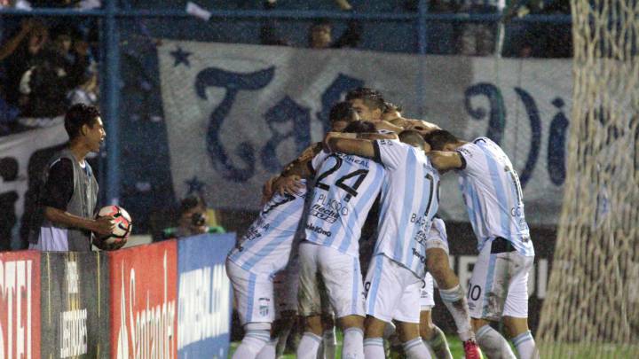 Los jugadores de Atlético Tucumán celebran uno de los goles contra Jorge Wilstermann en el partido de Copa Libertadores.