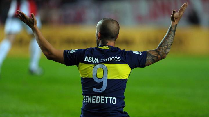 Dario Benedetto se lamenta tras fallar una ocasión ante Estudiantes de La Plata.