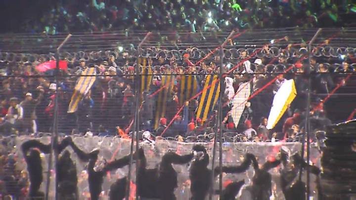 La barra de Newell's Old Boys muestra siete ataúdes con los colores de Rosario Central en el banderazo previo al Clásico de Rosario.