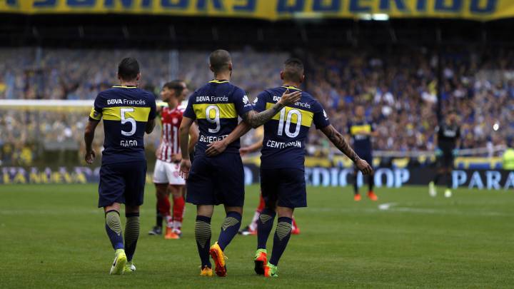 Benedetto celebra un gol ante Unión Santa Fe.