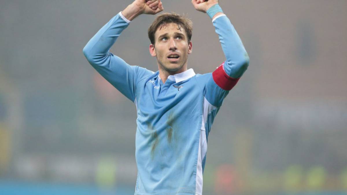 El primer blooper de Lucas Biglia en su nuevo club El primer blooper de Lucas Biglia en su nuevo club