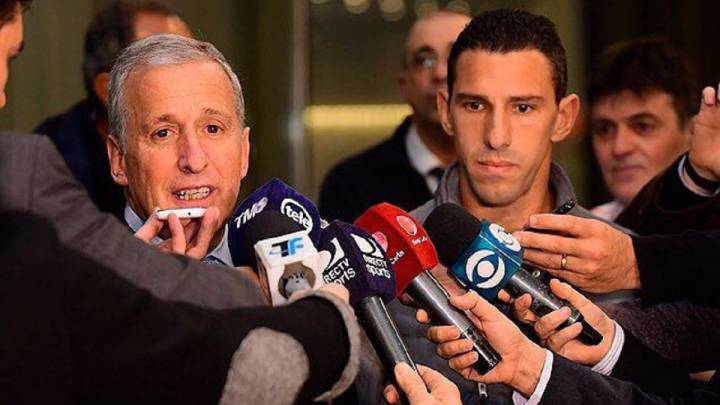 Maxi Rodríguez a su llegada a Montevideo para firmar con Peñarol.