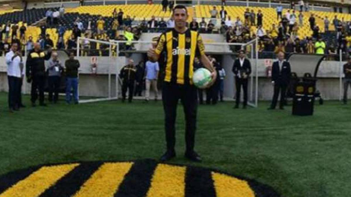 Maxi Rodríguez durante su presentación con Peñarol.