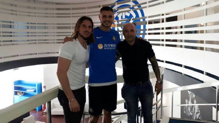 Mauro Icardi en la reunión con Jorge Sampaoli y Sebastián Beccacece.