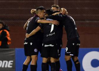 Lanús venció a The Strongest y clasificó a cuartos
