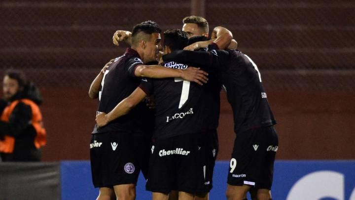 Lanús venció a The Strongest y clasificó a cuartos
