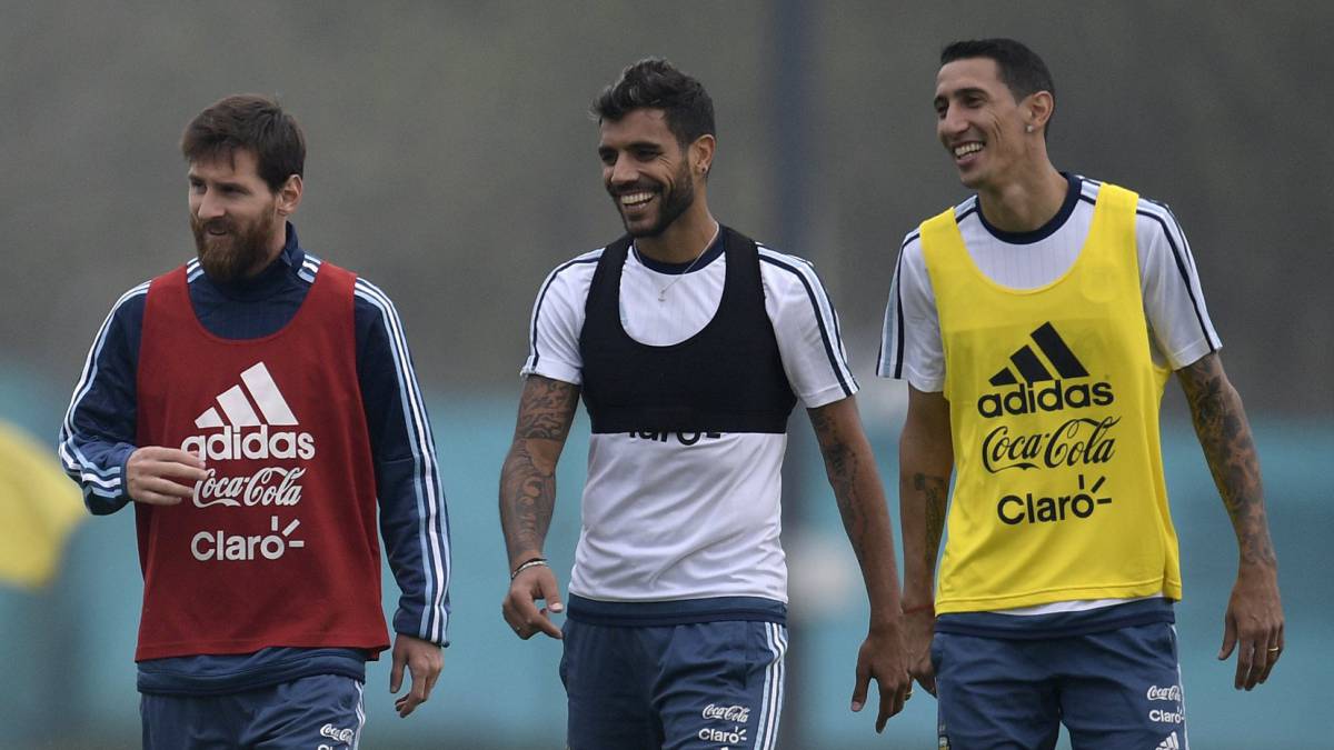 Fecha, horario, cómo ver en directo en televisión y cómo seguir en vivo online el Uruguay vs Argentina de las Eliminatorias para el Mundial de Rusia 2018.