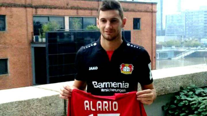 Alario posa con la camiseta del Leverkusen sin permiso de River