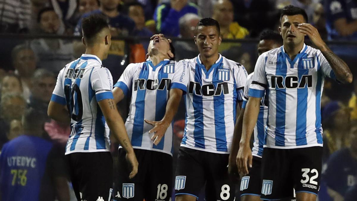 Augusto Solari y otros jugadores de Racing celebran la victoria en La Bombonera.