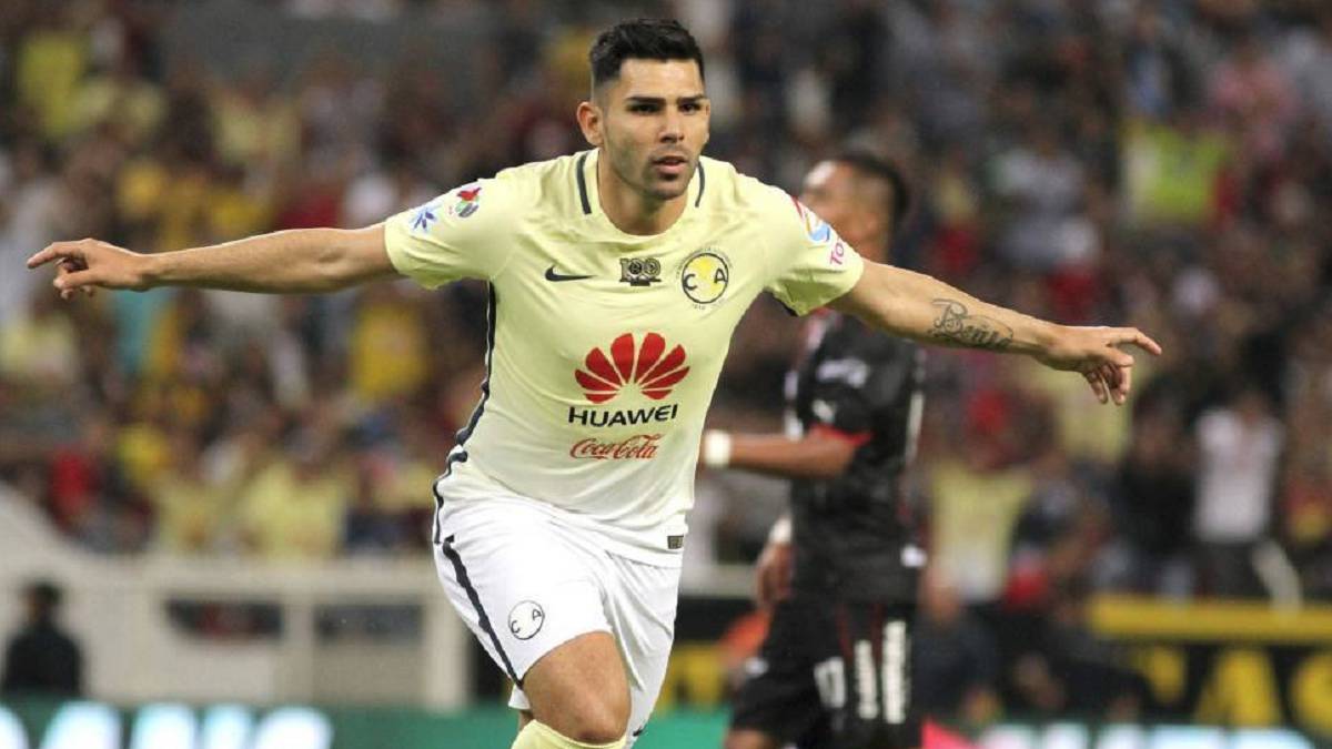 Silvio Romero, pretendido por River Plate, celebra un gol con América.