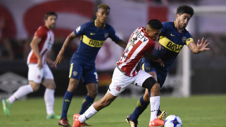 Pablo Perez (I) de Boca Juniors y Ivan Gomez Romero (C) de Estudiantes