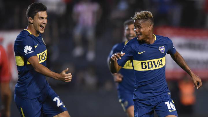Wilmar Barrios (D) de Boca Juniors en festejo, durante el juego de la Fecha 12 de la Superliga