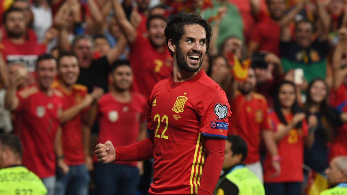 Isco celebra un gol con la camiseta de la selección española.