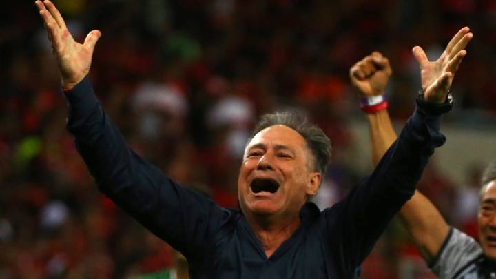 Independiente coach Ariel Holan resigns following threats from barra brava