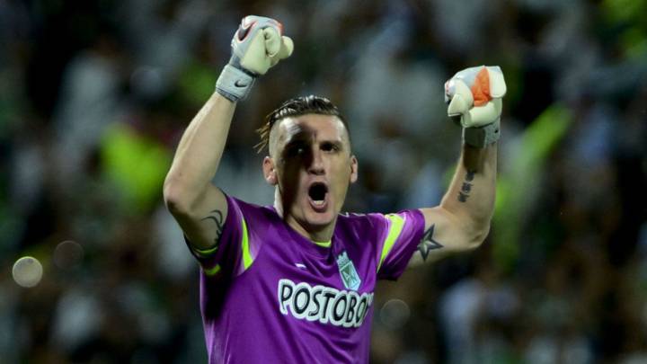 Franco Armani durante un partido con Atlético Nacional.