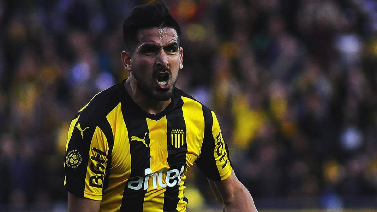 Lucas Viatri celebra un gol con la camiseta de Peñarol.
