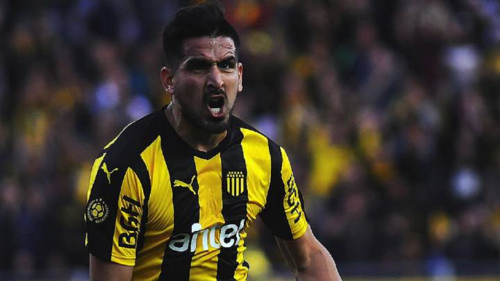 Lucas Viatri celebra un gol con la camiseta de Peñarol.