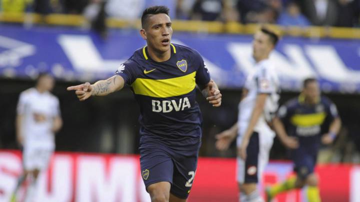 Ricardo Centurión celebra un gol con Boca Juniors.