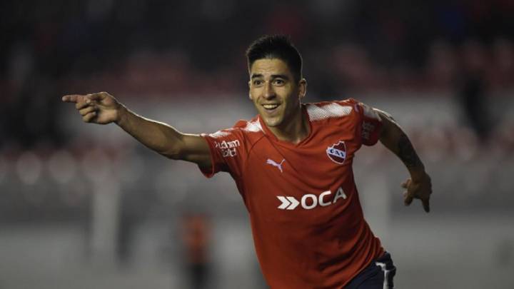 Leandro Fernández celebra un gol con Independiente.
