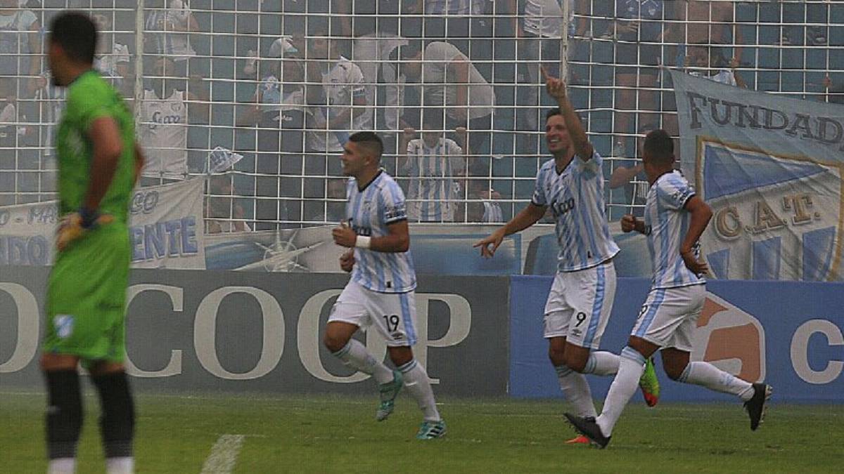 Affonso celebra el gol anotado Temperley con Atlético Tucumán.