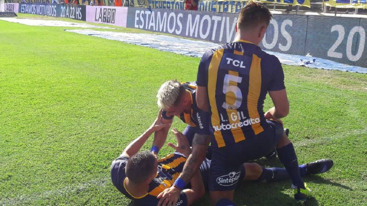 Tobio celebra el gol de Central contra Unión.