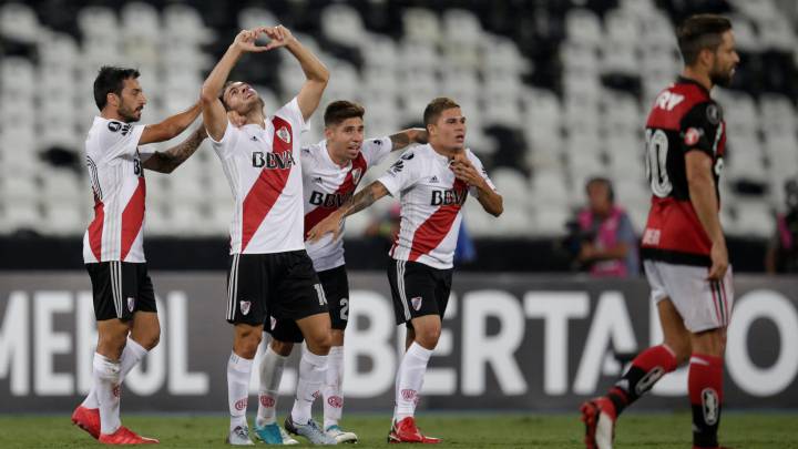 Camilo Mayada celebra el gol del empate para River Plate ante Flamengo.