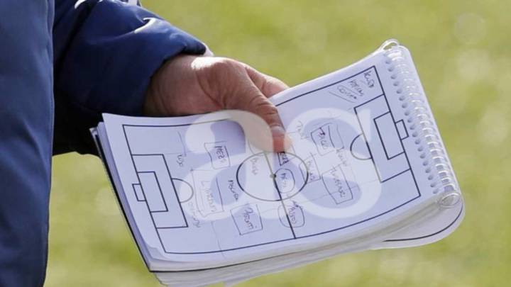 Despiste de Sampaoli: deja ver su libreta antes de medirse a España