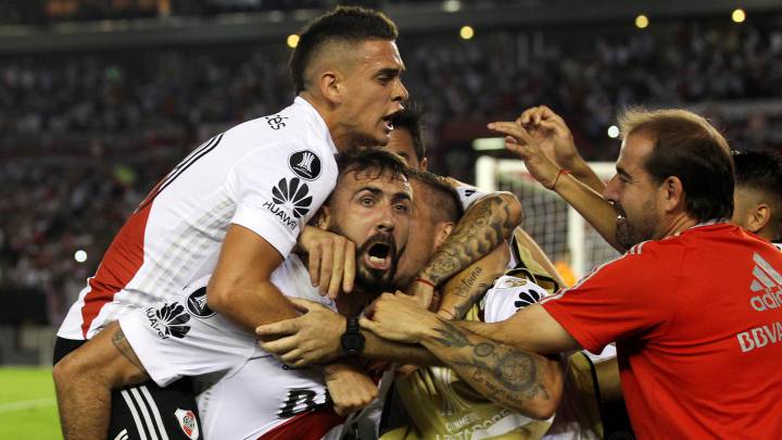 Nueva victoria de River Plate para asaltar el liderato del grupo. Pratto abrió el marcador y Martínez sentenció con una genialidad. Armani encajó.