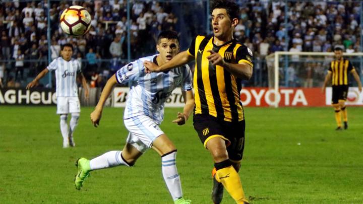Un solitario gol de Díaz a la hora de juego le permite al cuadro argentino asaltar el segundo puesto del grupo, con tres puntos de ventaja sobre los charrúas.