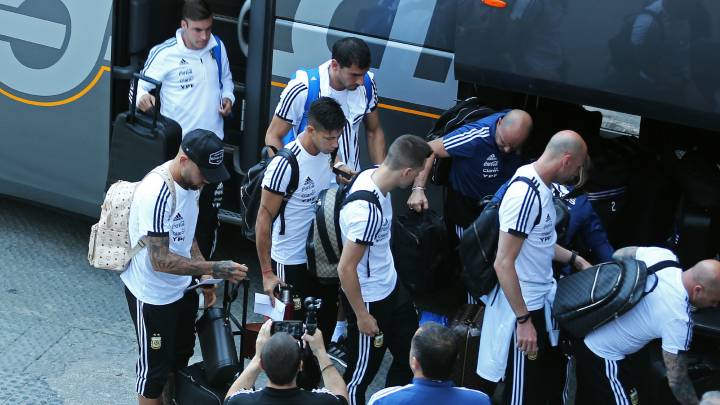 La delegación de la selección ha llegado a Barcelona, donde seguirá preparando el Mundial. Viajará a Israel antes de instalarse en el búnker de Moscú.