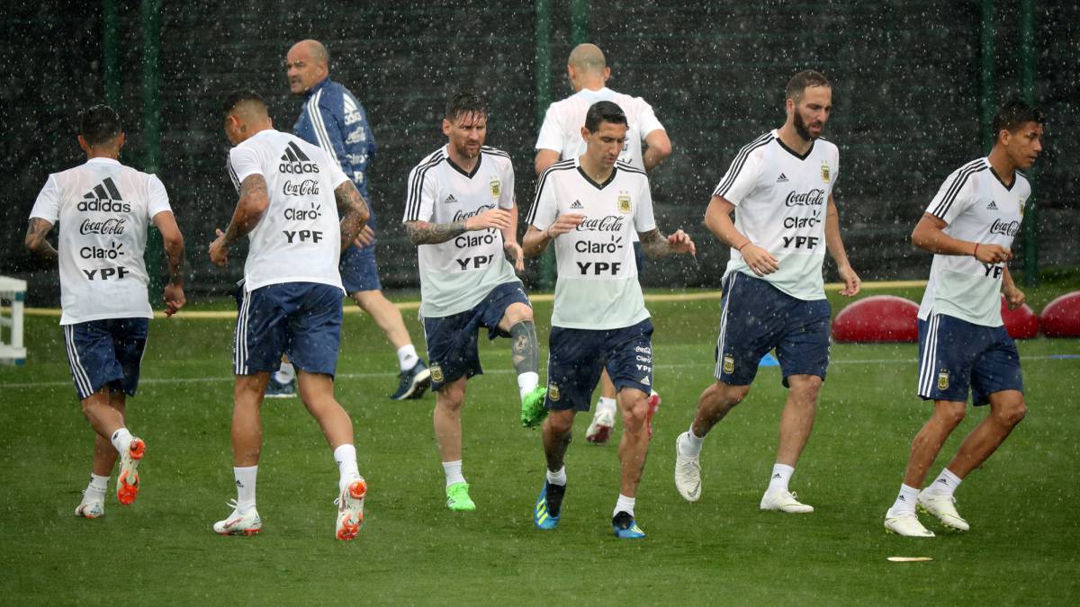 La albiceleste llegó a las 22:35 hora local y se dirigió de inmediato a Brónnitsi, donde estarán instalados para preparar el primer duelo del Mundial.