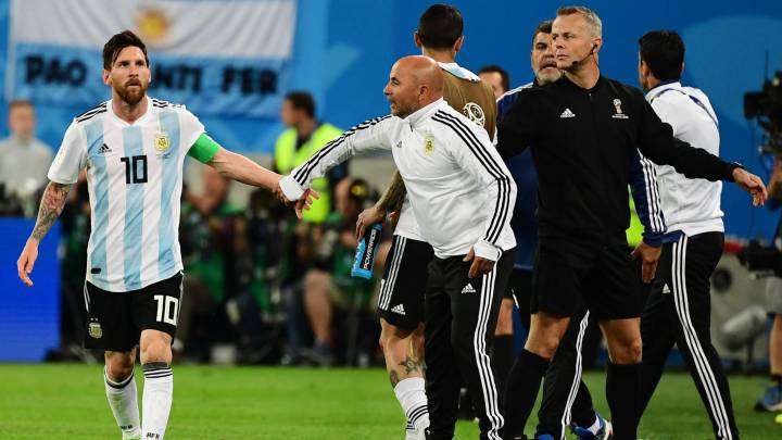 Sampaoli to Messi: "Should I bring Agüero on?"