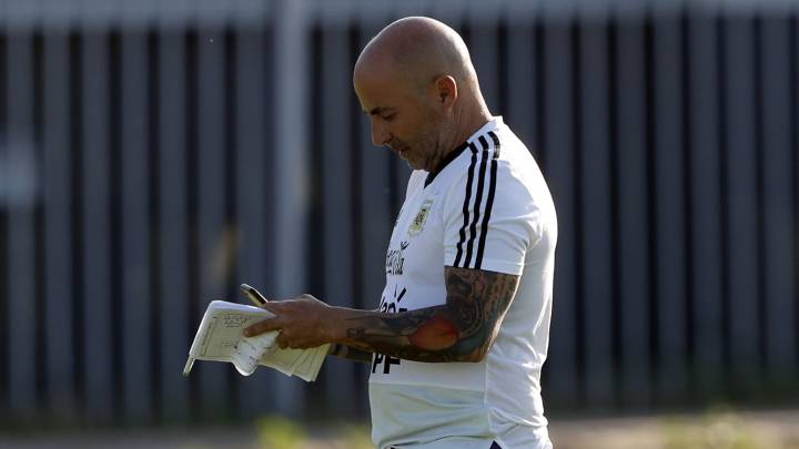 Jorge Sampaoli seguirá al frente del combinado Albiceleste cuando nadie lo esperaba. Sus pasos se observarán con lupa desde la AFA en todo momento.