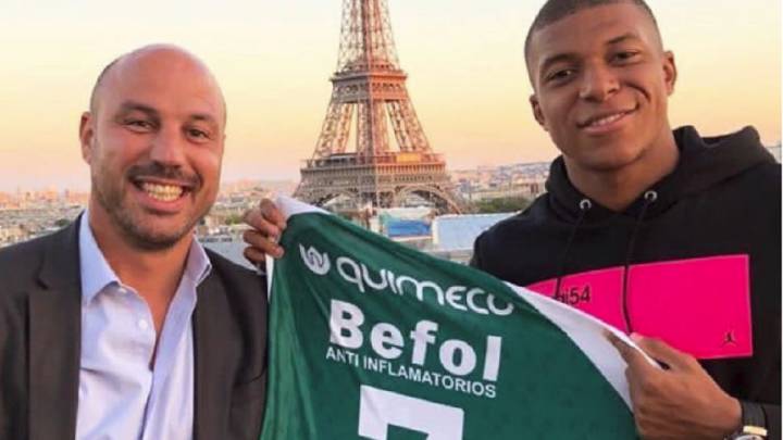 El delantero del PSG posó con la camiseta del cuadro de Junín junto a Luis Ferrer, ex futbolista del club, con la Torre Eiffel de fondo en la capital francesa.