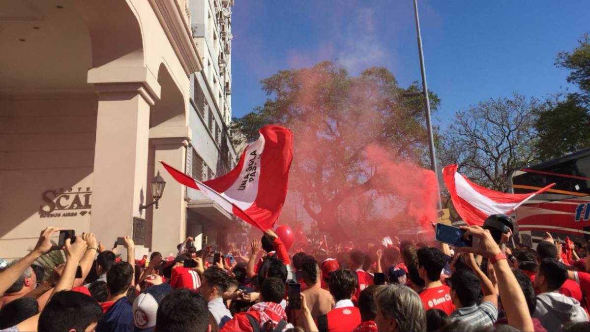 Banderazo de Independiente en la previa contra River