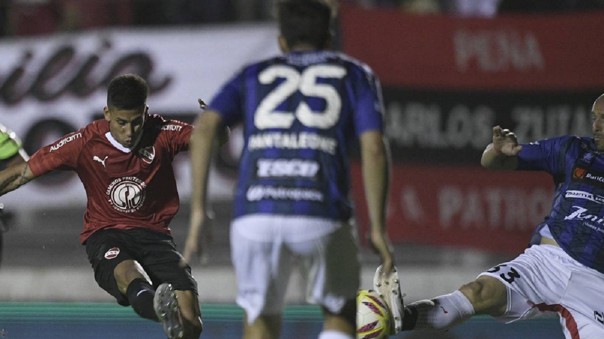 El equipo de Holan sumó tres puntos importantes en un partido en el que el técnico realizó los tres cambios obligados por lesiones de sus jugadores.