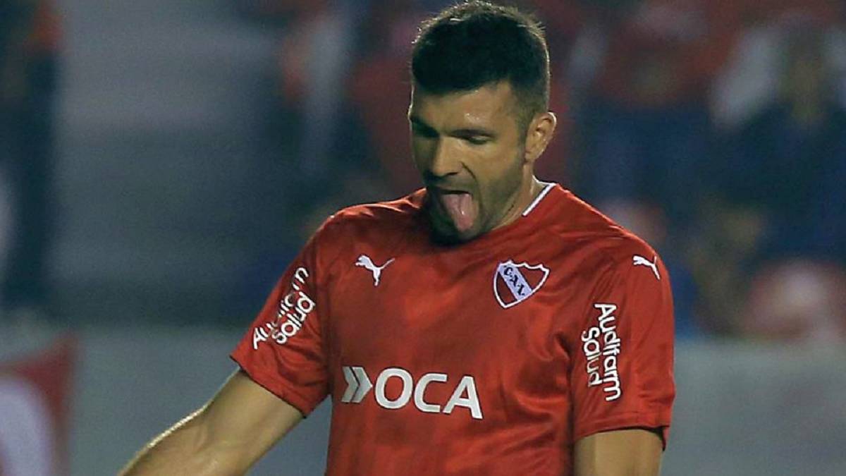 El delantero Emmanuel Gigliotti, de 31 años, extendió hoy su contrato con Independiente hasta 2021 e impuso una clausula de 20 millones de dólares.