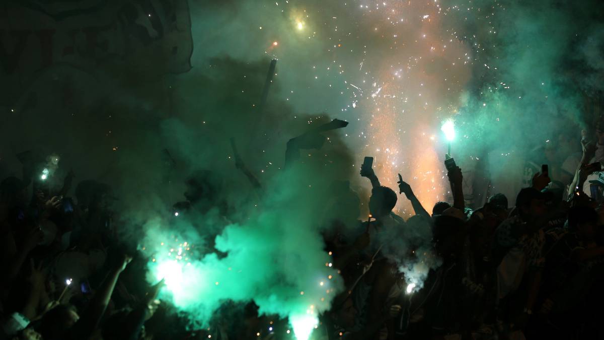 Los aficionados xeneizes se quejaron del mal trato de la policía y de hinchas rivales. Además, se reportaron varios heridos cerca del Allianz Parque.