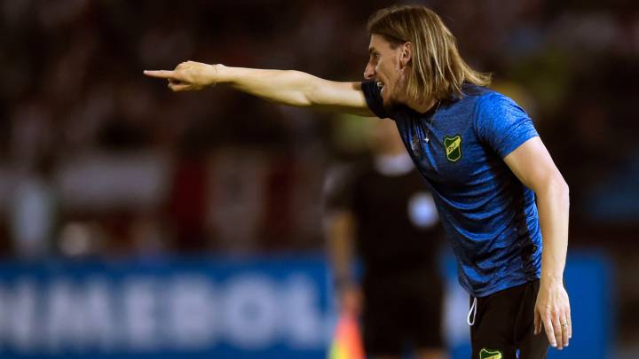 El técnico de Defensa y Justicia explotó contra el grupo arbitral cuando tras la revisión del VAR anularon el gol que significaba el 3-0 y la remontada.