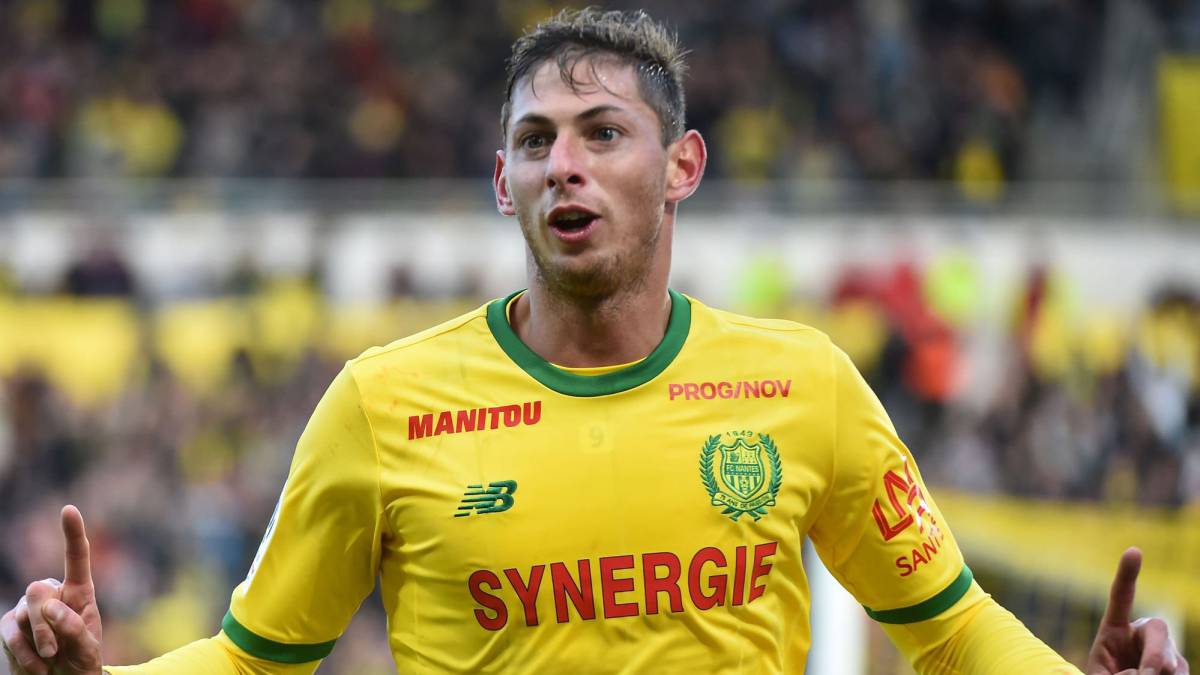 El delantero argentino Emiliano Sala convirtió hoy dos goles en la goleada de Nantes 5-0 como local ante Guingamp y ya suma diez conquistas.
