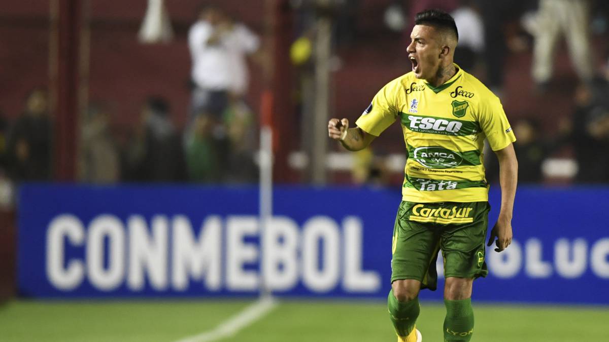 El conjunto de Beccacece venció con remontada a Vélez y doblete de Rojas y se sitúa detrás de Racing aún con dos partidos aplazados por jugar.