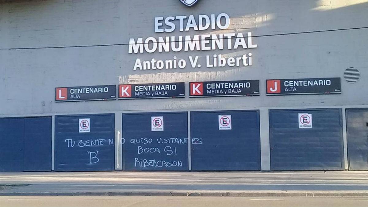 Se calienta el Boca-River: pintadas en El Monumental