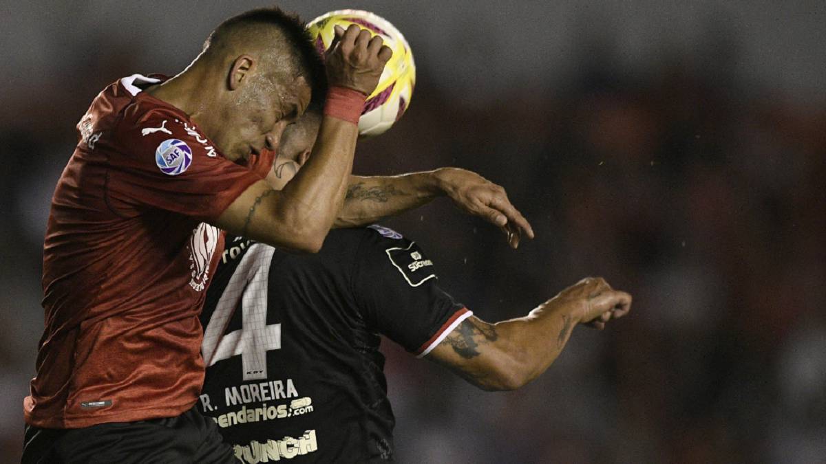 El equipo tucumano plantó cara en todo momento a los hombres de Holan pero una gran acción colectiva abrió el marcador y luego un penal cerró el duelo.