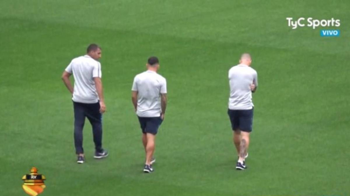 Jugadores de Boca recorrieron la cancha tras la suspensión