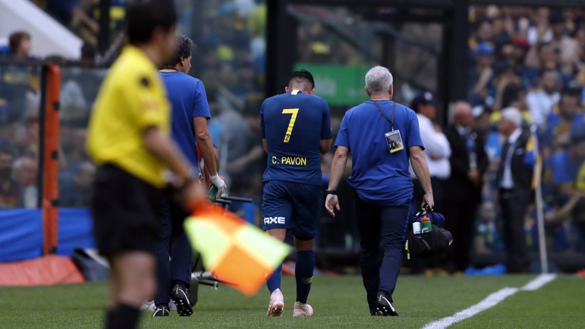 El extremo de Boca se dolió en una arrancada por la banda izquierda y tuvo que ser cambiado por Benedetto aunque intentó continuar a toda costa.